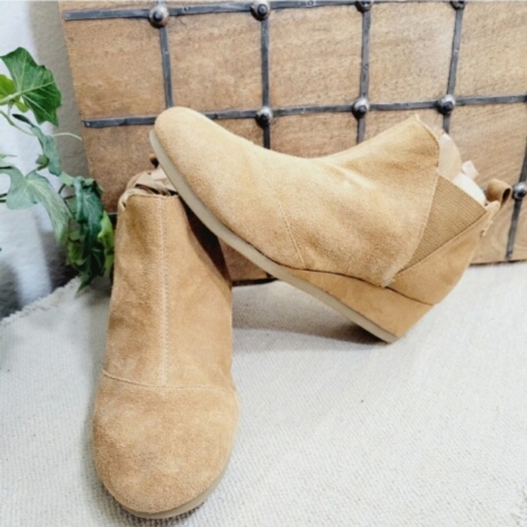 Toms Taupe Suede Heeled Ankle Boot size 5.5 Brown - Picture 2 of 9